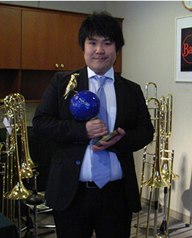 優勝トロフィーを持つ藤原功次郎氏