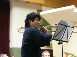 作務衣で演奏する藤原功次郎氏
