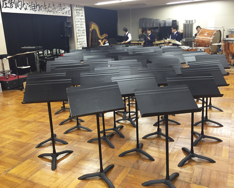 浜松海の星高等学校吹奏楽部にマンハセット譜面台M48を導入いただきました！